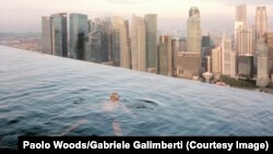 Посетитель бассейна на 57-м этаже в Marina Bay Sands Hotel. Сингапур, апрель 2024 года