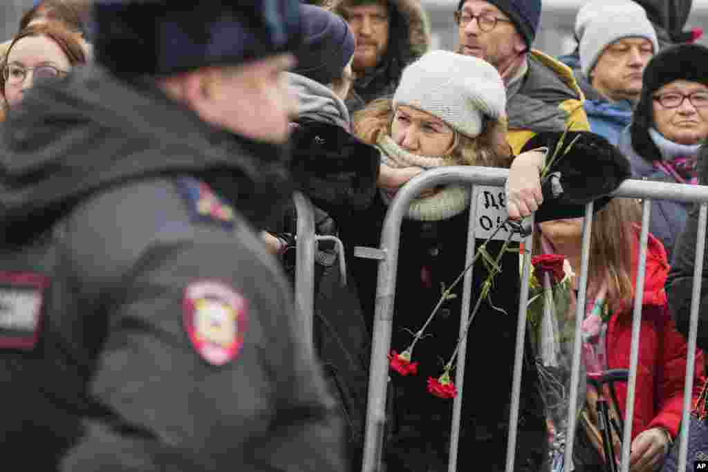 Билік Навальныйдың жаназасы өтіп жатқан шіркеу орналасқан аймақта интернет байланысын шектеді. 2019 жылы қарсылық акциялары кезінде де осылай болған еді. Жерлеу қызметінің адамдары шіркеуде марқұммен қоштаспақ болған жұртқа мүмкіндік бермей, табыттың қақпағын асығыс-үсігіс жауып, ала жөнелді