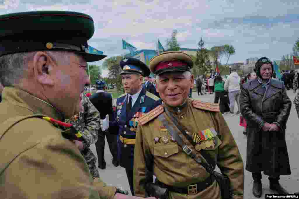 Мерекеде советтік әскери форма киген адамдар көп болды.&nbsp;