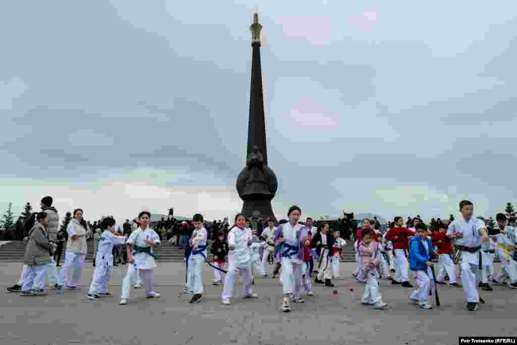 Ресми гүл қою рәсімі алдында каратэші балалар машықтарын көрсетті.&nbsp;