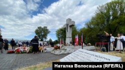 Памятник жертвам Волынской трагедии в Варшаве