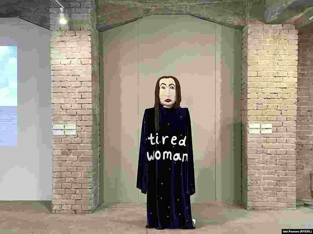 Работа художницы &quot;Tired woman&quot; (&quot;Уставшая женщина&quot;) является автопортретом самой Алисы.&nbsp;