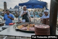 Панчшанбе базарында палау сатып тұрған саудагерлер. Хожант, Тәжікстан. 14 маусым, 2024 жыл.