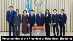 Şavkat Mirziyoyev və ailə üzvləri 2023-cü ildə növbədənkənar prezident seçkisində səsvermə zamanı.