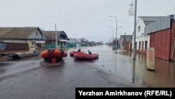 Су басқан Подгора ауылында қайықпен жүзіп жүрген адамдар. Петропавл,
Солтүстік Қазақстан облысы, 15 сәуір, 2024 жыл