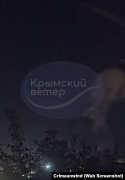 Столб дыма, поднимающийся после взрыва над Килен-бухтой в Севастополе, скриншот с телеграм-канала «Крымский ветер»