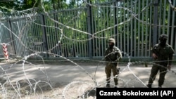 Польские солдаты у заграждений на границе с Беларусью