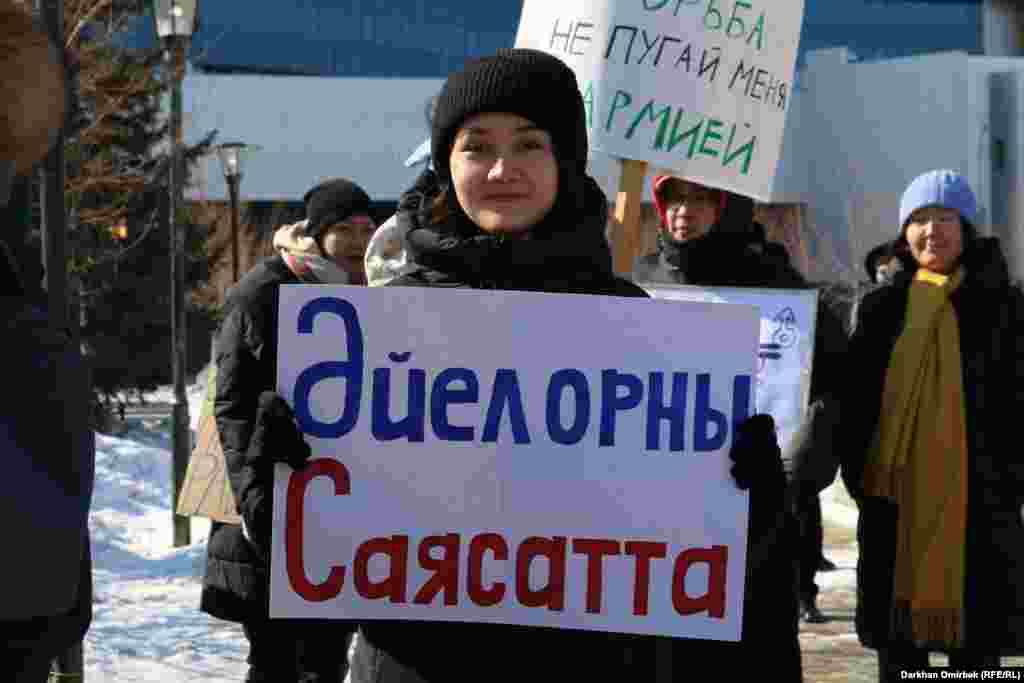 Феминистік жиындарды жиі айтылатын талап - әйелге саясатқа араласуға мүмкіндік беру.