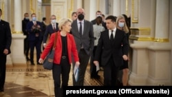 Ursula fon der Leyen (sol), Volodymyr Zelenskyi, Kiyev, 12 oktyabr 2021