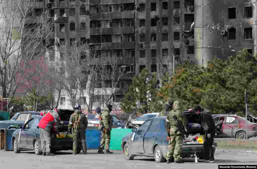 Проверка автомобилей жителей Мариуполя, пытающихся эвакуироваться из города. Мариуполь, 20 марта 2022 года