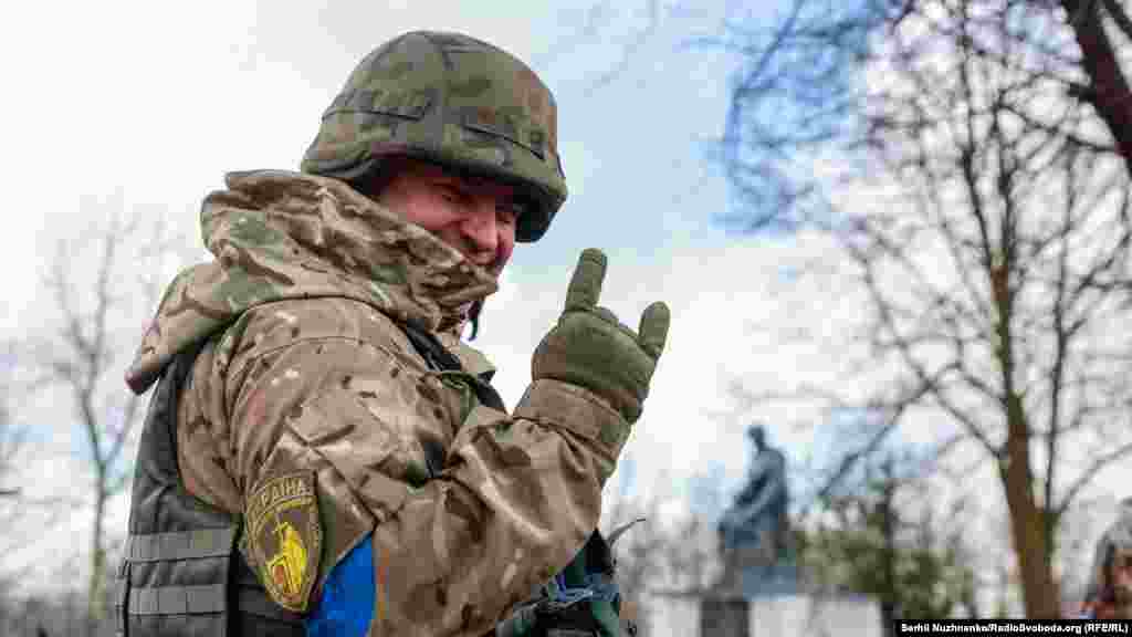 Украинский военный в освобожденном селе Лукьяновка на Киевщине.