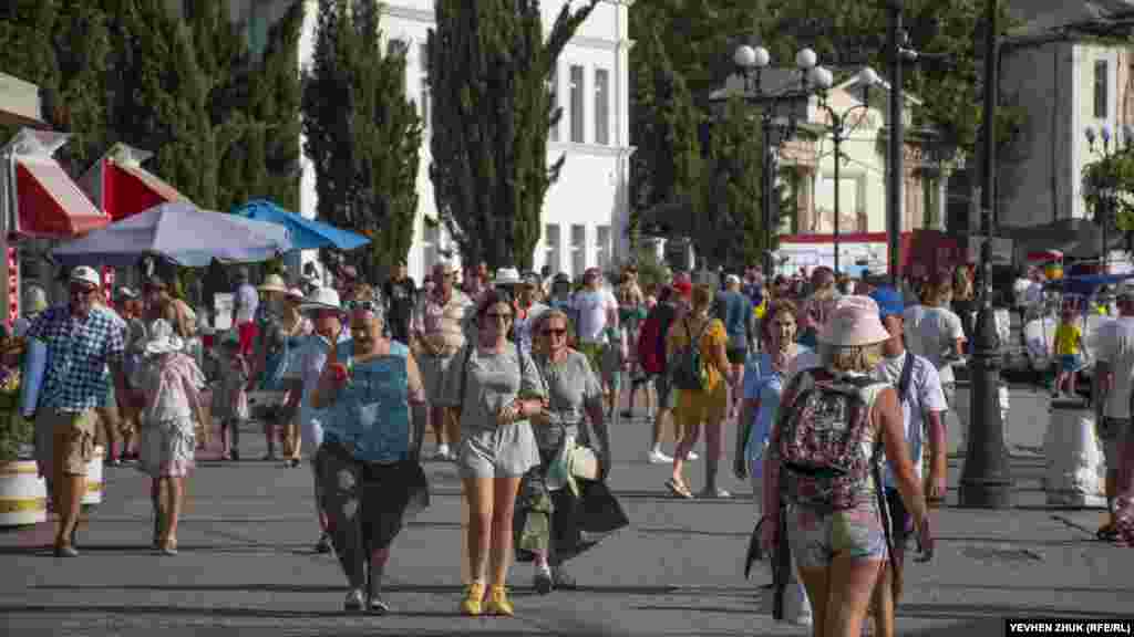 Несмотря на будний день, на набережной многолюдно