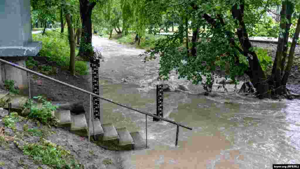 В Малом Салгире, правом притоке Салгире, уровень воды тоже сильно поднялся