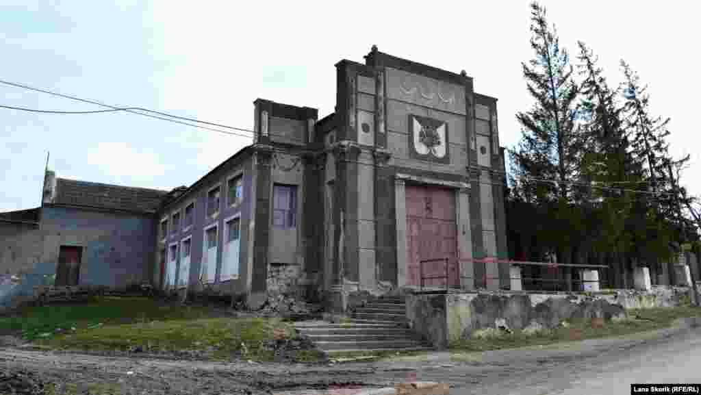 Сельский клуб не работает уже много лет, здание разрушается и признано аварийным