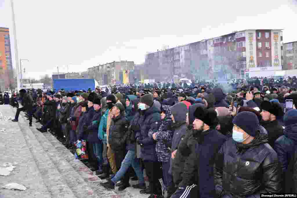 Ақтөбедегі орталық алаңға билікке талабын айтуға жиналған адамдар. 6 қаңтар 2022 ж.