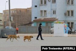 Жаңаөзендегі орталық алаңда жүрген полиция қызметкері. Маңғыстау облысы, 16 желтоқсан 2021 жыл