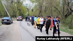 Өзеннен шыққан сасық иістің себебін анықтауға жиналған ауыл халқы. Көктал ауылы, Талғар ауданы, Алматы облысы, 18 сәуір 2021 жыл.