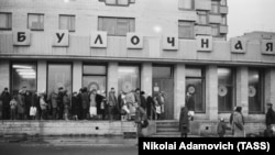 Очередь в один из продовольственных магазинов Санкт-Петербурга, 1991 год