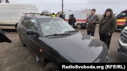 В этом автомобиле от осколочных ранений погибла женщина. Ее муж вместе с ней и со своими детьми ехал за покупками на рынок. У старшего сына был день рождения. Ранее мужчина похоронил первую жену в оккупированном Херсоне