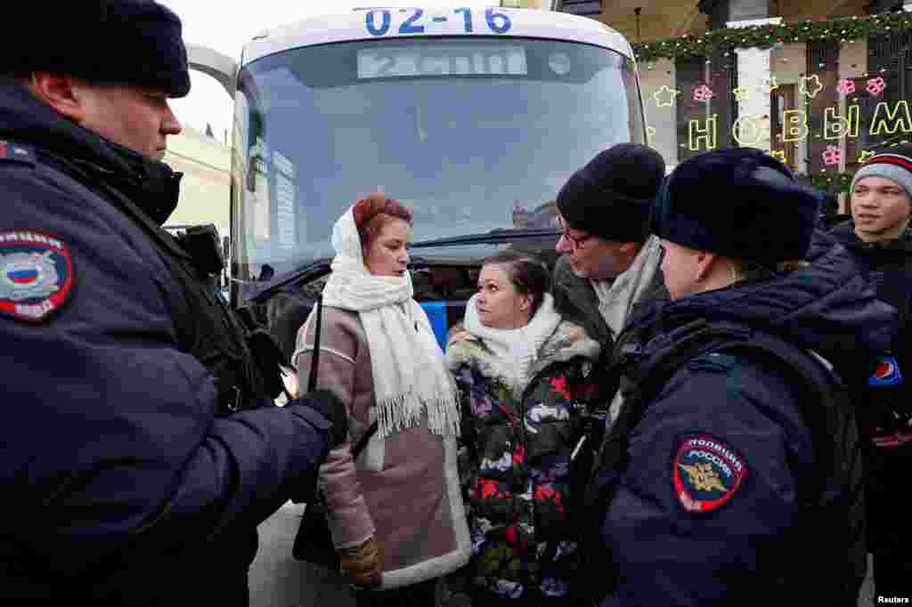 Члены женского движения &quot;Путь домой&quot;, в том числе активистка Мария Андреева, требующие возвращения своих мужей-мобилизованных из Украины, стоят в окружении сотрудников полиции во время митинга в центре Москвы, Россия, 3 февраля 2024 года. &quot;Путь домой&quot;&nbsp;&mdash; женское движение, возникшее в России в 2023 году на волне недовольства среди семей мобилизованных. Движение объединяет жен, матерей и близких тех, кто был отправлен на фронт в рамках военной мобилизации. Их главная цель &mdash; добиться возвращения мужчин домой.&nbsp; 31 мая 2024 года Министерство юстиции России внесло движение &quot;Путь домой&quot; в реестр &quot;иностранных агентов&quot;. По данным ведомства, движение получало поддержку из-за рубежа и участвовало в деятельности, направленной против государственной политики России.