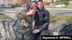 Александр (слева) возле военкомата во время первой волны мобилизации в Забайкалье, 22 сентября