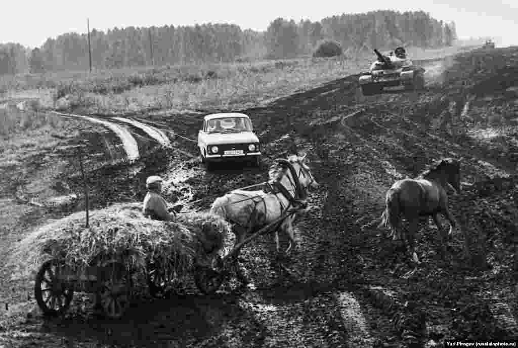 Российские перекрестки в 1991 году. Когда фотография появилась в российских социальных сетях, один из комментаторов заметил: &laquo;Не хватает только медведя&raquo;