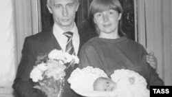 Владимир Путин с женой и дочерью, 1985 год