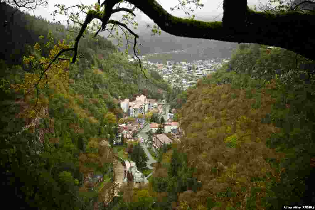 Gürcüstanın təqribən 15 minlik Borjomi şəhəri keçmiş Sovet ölkələri içində tanınmış şəhərlərdən biridir. Gürcüstanın əsas ixrac məhsullarından Borjomi mineral sularının qaynadığı bu şəhər həm də ölkənin əsas turist qəbul edən yerlərindən biridir.