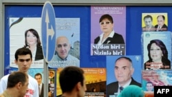 Bakıda namizədlərin seçki plakatları - 5 noyabr 2010