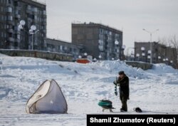 Балық аулап жүрген Ақсу тұрғыны. 22 наурыз 2018 жыл.