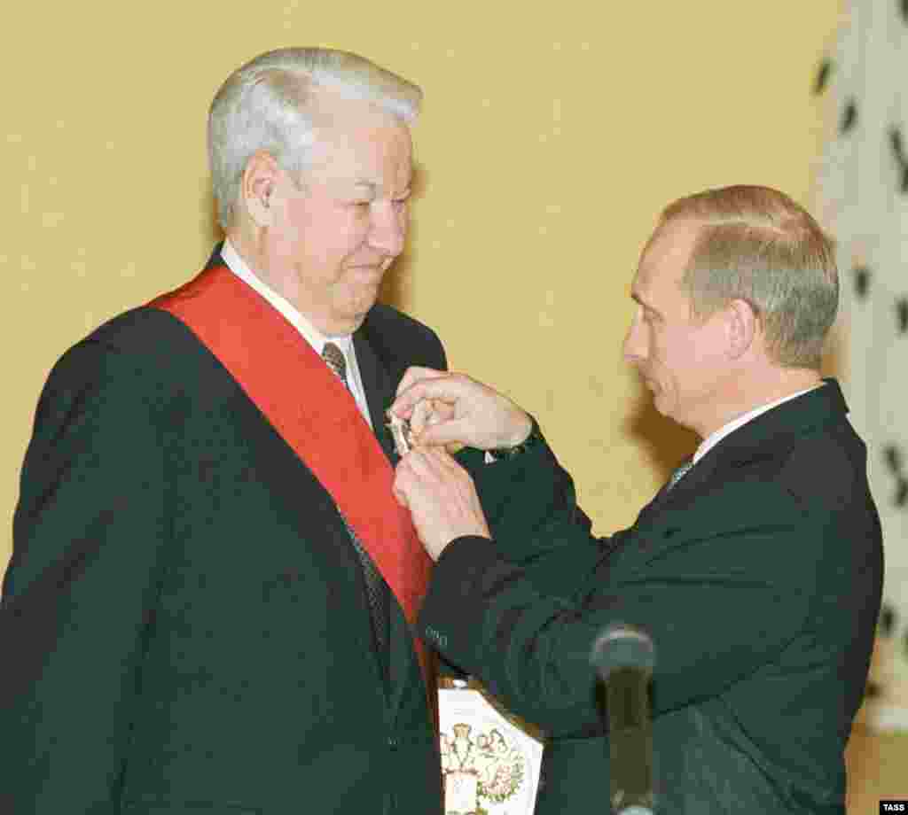 Russia – Politics – President Vladimir Putin (R) gives his predecessor, Boris Yeltsin, a state medal for services to the country, Moscow, 30Nov2001. Source: ITAR-TASS.