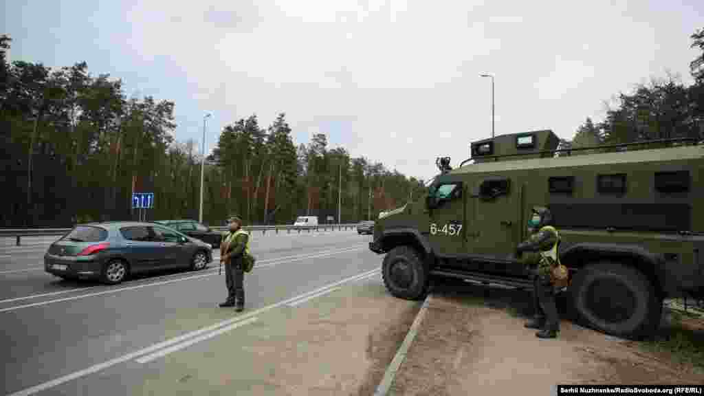 КПП на Житомирской трассе. Вместе с полицией службу несут и нацгвардейцы