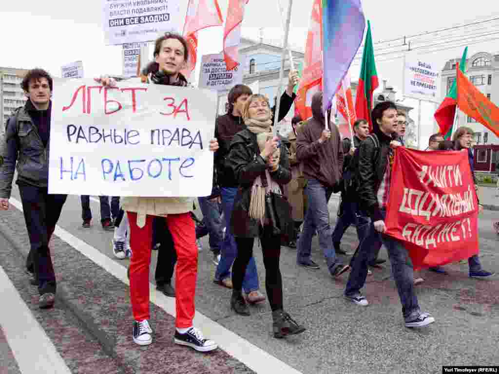 А присоединившемся к колонне "Левого социалистического действия" борцам за права геев флаги пришлось свернуть.