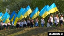 Молодежь с национальными флагами Украины на праздновании Дня Независимости, Закарпатье (архивное фото)