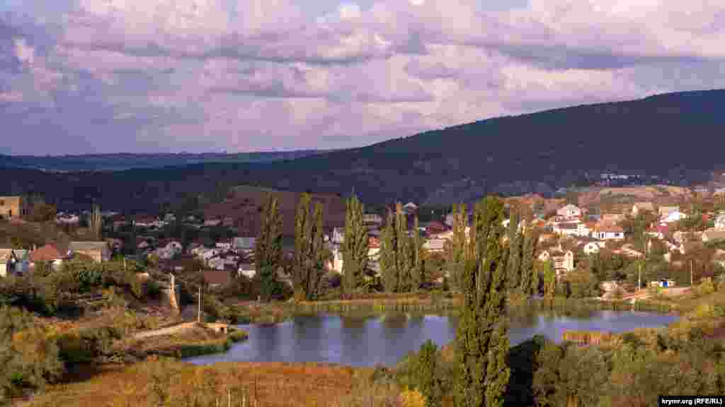 В лучах осеннего заката &ndash; пруд, дачные участки и село Лозовое по обеим сторонам автодороги Симферополь-Ялта&nbsp;