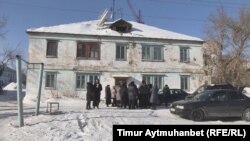 Тұрғындардың бастамашыл тобы Алюминстрой шағын ауданындағы ескі үйлердің бірінің алдында тұр. Павлодар, 11 ақпан 2017 жыл. 