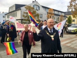 Мэр Киркенеса Руне Рафаэльсен (справа) и лидер НКО FRI Ингвильд Эндестад