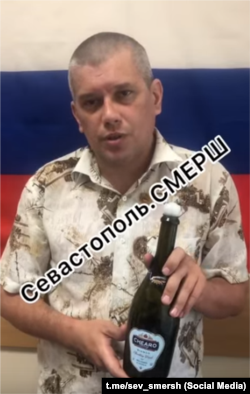 В Севастополе после задержания с мужчиной записали видео со словами «спасибо товарищу майору за то, что эта бутылка находится у меня в руках, а не в другом месте»