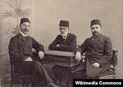 İsmayil Qaspralı, Həsən bəy Zərdabi və Əlimərdan bəy Topçubaşov, 1907, Bakı