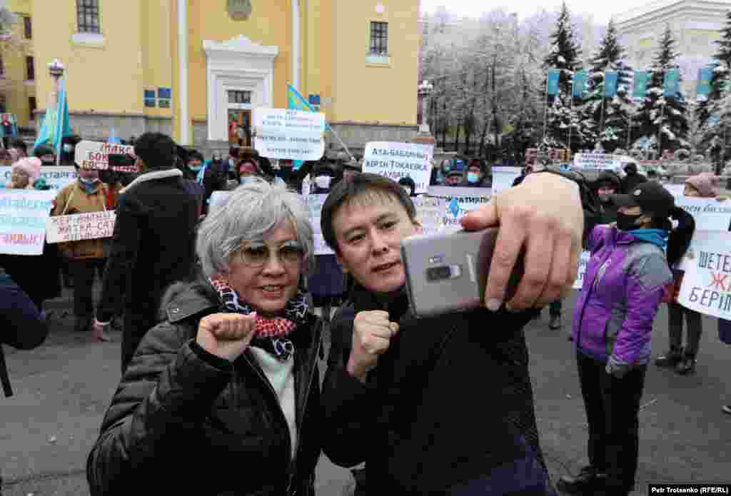 Журналист Гүлжан Ерғалиева мен саяси белсенді Жанболат Мамай митингшілер алдында селфиге түсті. Митинг барысында сөз сөйлеген Ерғалиева Қазақстанның бұрынғы президенті Нұрсұлтан Назарбаевқа үндеу жолдап, оның демократия мен әділ сайлау қағидаттарына негізделген мемлекет құру туралы уәдесін орындамағанын айтты. &ndash; Сіз құрған билік адамдардың сайлауға және сайлануға деген конституциялық құқығын шектейтін заңдар қабылдады, сайлану құқығын тек партиялық тізім бойынша жүзеге асыруға болатын кедергі құрды. Яғни ешқандай партияға мүше емес 11 миллион адам өкілетті органға сайлануға құқылы емес. Олар еліміздің кәмелетке толған халқының 90 пайызын құрайды. Оларды не үшін жазалап отырсыз? &ndash; деп сұрақ қойды Ерғалиева. &nbsp;