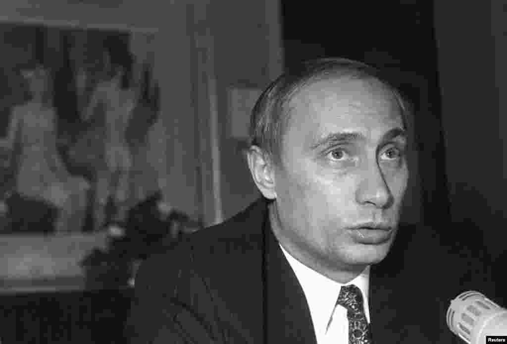 Vlıadimir Putin Sankt-Peterburq merinin birinci m&uuml;avini kimi mətbuat konfrnasında. 1995-ci ilin dekabrı.&nbsp;