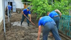 Спасатели ликвидируют последствия затопления придомовой территории в селе Первомайское Симферопольского района