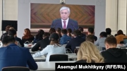 Журналистер Қазақстан президенті Қасым-Жомарт Тоқаевтың парламентте жариялаған халыққа жолдауын Қазмедиа орталығында тыңдап отыр. Нұр-Сұлтан (қазіргі Астана), 1 қыркүйек, 2021 жыл.