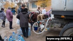 В село Скалистое Бахчисарайского района подвезли воду в автоцистерне, 2 декабря 2020 года