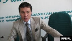 Жомарт Ертаевтың қазақстандық банкті басқарған кездегі суреті. Алматы, 8 шілде 2009 жыл.