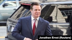 Пол Манафорт прибывает в суд 15 июня 2018 года