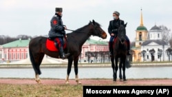 Казачий патруль в московском парке Кусково