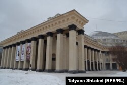 Фасад здания театра с непонятными черными вставками на колоннах