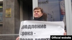 Лидер партии «Яблоко» Сергей Митрохин на митинге в ноябре 2008 года возле Госдумы