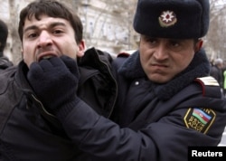 Polis müxalifət fəalını saxlayır, 12 mart 2011